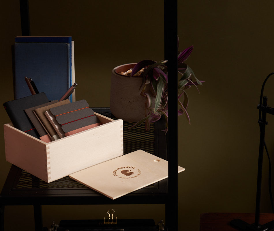 [pocket] / black / writer's kit | [pocket] / noir / coffret de l'écrivain | [pocket] / schwarz / Schreibkit