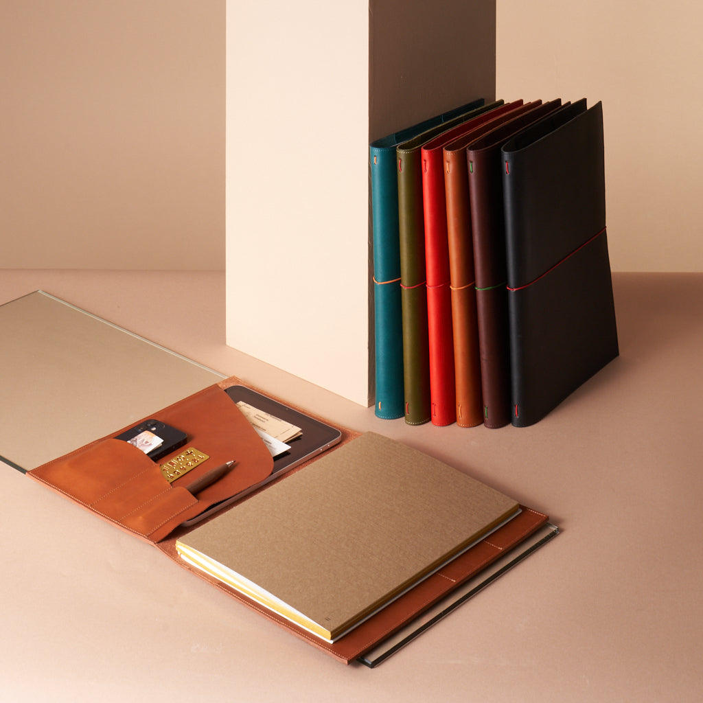 [a4] / cognac | [a4] / petrol blue | [a4] / bleu pétrole | [a4] / petrol blau | [a4] / olive green | [a4] / vert olive | [a4] / olivgrün | [a4] / black | [a4] / noir | [a4] / schwarz | [a4] / chestnut | [a4] / châtaigne | [a4] / kastanie | [a4] / red | [a4] / rouge | [a4] / rot